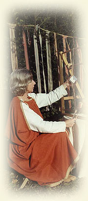 Frau am frühmittelalterlichen Webstuhl. Foto: Museum
