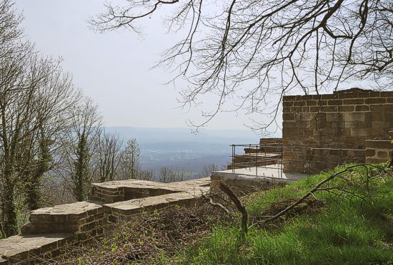 Burgruine Hohenstaufen mit Blick ber die Reste der Umfassungsmauer ins Tal. Bild: Wikimedia Commons/Harke