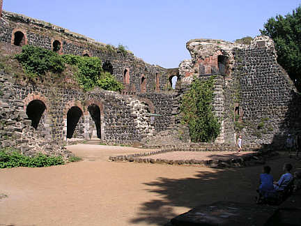 Blick über die Fundamente des Bergfrieds nach Norden zum Eingangsbereich. Im Hintergrund links die Palasmauer