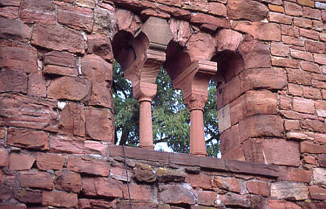 Palasfenster in der Pfalz des Stauferkaisers Friedrich II. in Seligenstadt am Main 