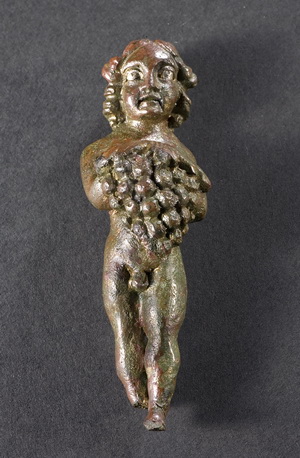 Bacchus als Kind mit einer Weintraube. Kupferlegierung, Biesheim 1988, 1. - 2. Jh. (© A. Linder/MGR Biesheim)