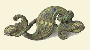 Fibel in Form eines Drachen. Kupferlegierung mit Emailaeinlage. Brumath, Grabung 2011, 2. Jh. (F. Schneikert © Archéologie Alsace)