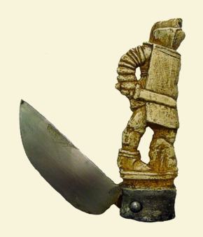 Die Rekonstruktion des Gladiatoren-Messers wird in der Sonderausstellung erstmals zu sehen sein. Zudem kann der außergewöhnliche Frankfurter Gladiator in originaler Abformung als dekoratives Standfigürchen an der Museumskasse erworben werden (© Archäologisches Museum Frankfurt).