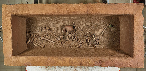Geöffneter Sarkophag mit Skelettresten