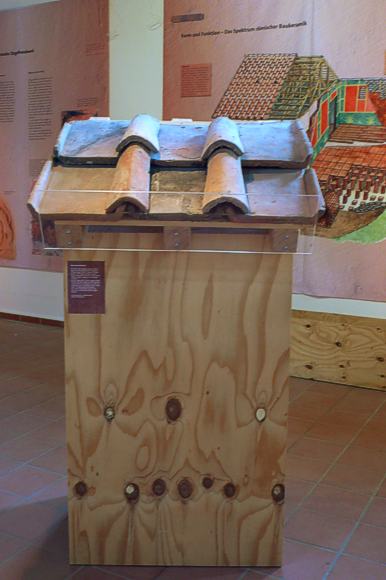 Inszenierter Einbau: Dachdeckung mit Originalziegeln von den Kastellen Saalburg und Feldberg