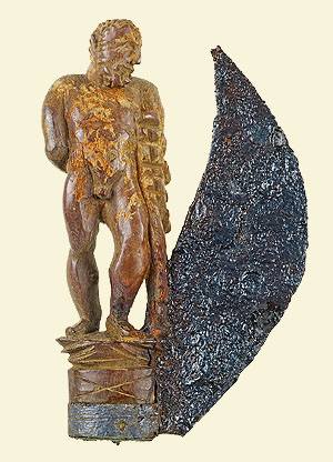 Klappmesser mit Bernsteingriff in Form einer Herkulesfigur, aus einem Sarkophag, gefunden in Zülpich, 3. Jh., LVR-LandesMuseum Bonn. Foto: J. Vogel, LVR-LandesMuseum Bonn.