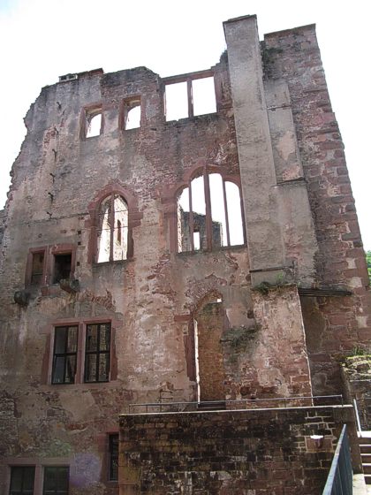 Herrentafelstubenbau: Das große erhaltene dreiteilige Fenster des Hauptstockwerks 