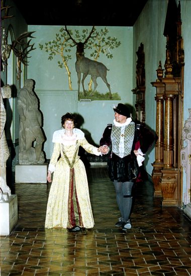 Kostümpaar im Friedrichsbau des Heidleberger Schlosses (Bild von 1998)