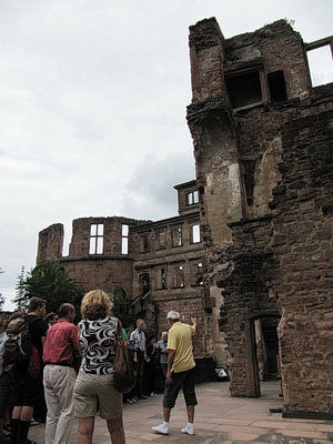 Schlossführung in Heidelberg: Hier auf der Terrasse des Herrentafelstubenbaus
