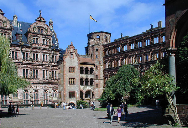 Blick in den Schlosshof vom Eingang am Torturm aus