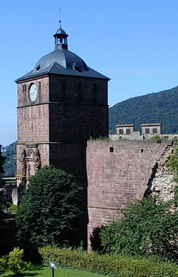 Torturm und Schildmauer von der Terrasse des Schlossgartens aus gesehen