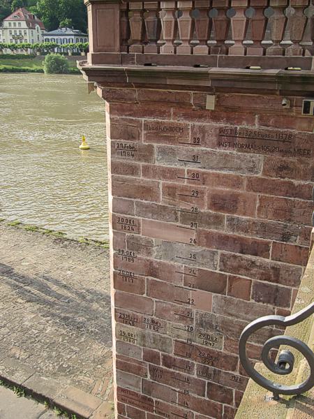 Heidelberg, Alte Brücke, Hochwassermarken am Brückenpfeiler