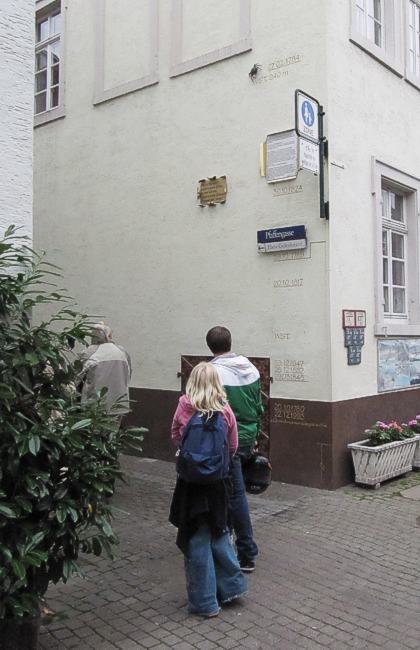 Alte Brückje Heidelberg, Hochwassermarken an einem Haus in der Altstadt