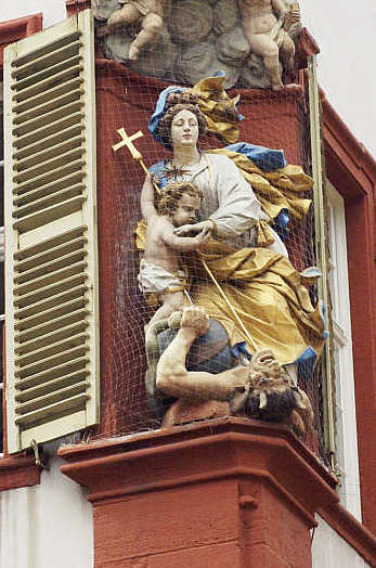Die Madonna am Loeringkschen Haus kann als Zeugnis der Gegenreformation gesehen werden.