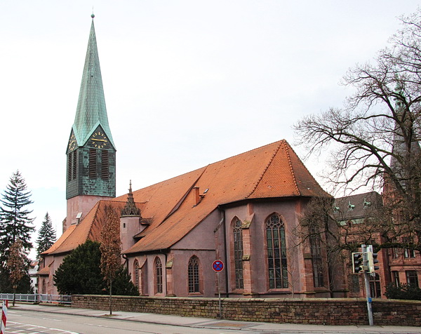 Die Peterskirche von Südosten. Standort ist der Ausgang des Straßentunnels