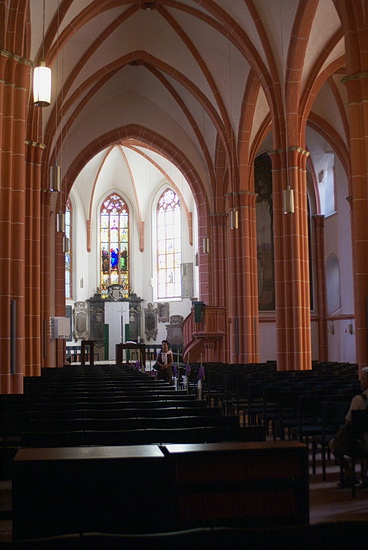 Innenraum der Peterskirche mit Blick zum Chor