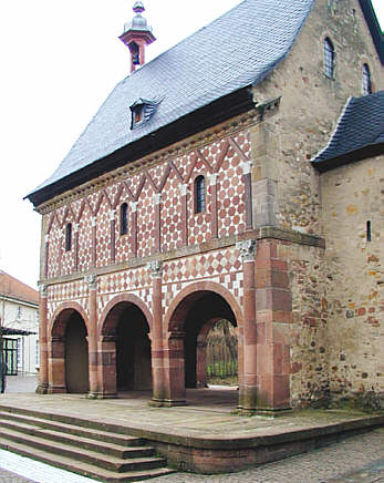 Die karolingische Torhalle des ehem. Klosters Lorsch, ein Denkmal für die Wiederaufnahme antiker Bau- und Repräsentationsideen