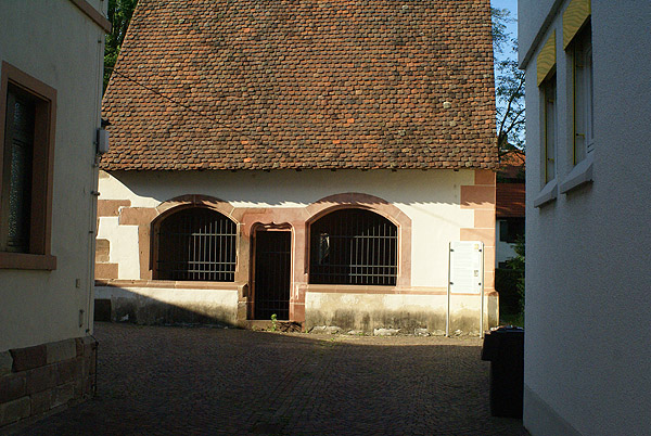 Kloster Schwarzach: Ehemaliges Beinhaus, 1521/22 auf dem Friedhof der damaligen Pfarrkirche errichtet