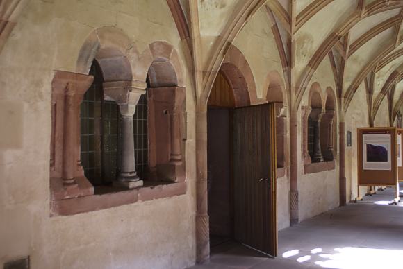 Kloster Alpirsbach: Romanische Tür- und Fensterfassungen zum Kapitelsaal im Ostflügel des Kreuzgangs