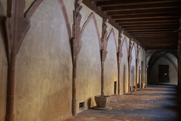 Kloster Alpirsbach: Westlicher Kreuzgangflügel mit den Ansätzen der im 19. Jahrhundert eingestürzten Gewölbe 