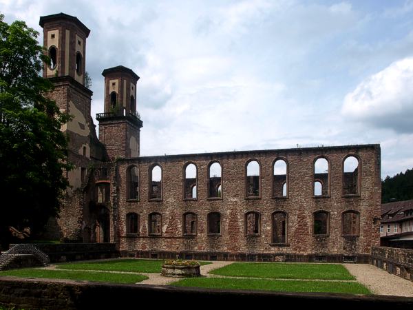 Frauenalb, Ansicht der Langhausruine von Süden. Wikimedia Commons/Micha2 GDFL