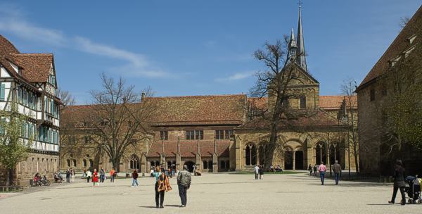 Maulbronn, Klosterhof mit Klosterkirche. 