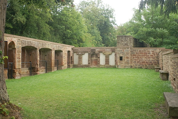 Ruine des Pfründhauses, von dem nur noch die Erdgeschossmauern stehen