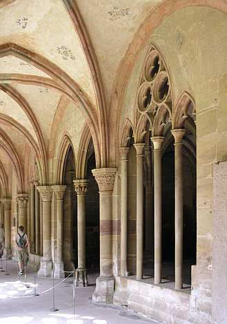 Kreuzgang im ehemaligen Zisterzienserkloster Maulbronn mit Zugang zum Kapitelsaal