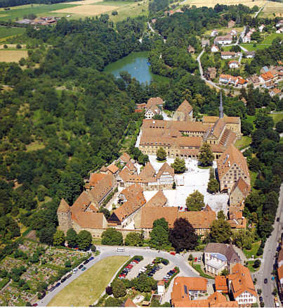 Luftbild der Klosteranlage von Westen mit äußerem Klosterhof im Vordergrund und den Koventsbauten. Im Hintergrund der Klosterweiher