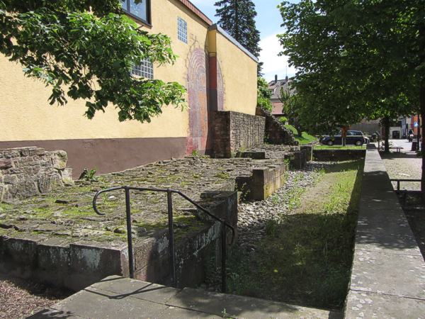 Kloster Schönau: Fundamente der Westabschlusses der Klosterkirche. An dem hier errichteten Gebäude sind Situation und Größe des Westportals markiert.