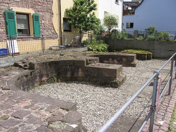 Kloster Schönau: In der Steingasse sind zwei Konchen des nördlichen Querschiffabschlusses und das Fundament des Vierungspfeilers freigelegt. 