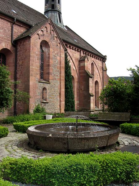 Westseite des ehemaligen Herrenrefektoriums (jetzt ev. Stadtkirche) mit dem Anbau der Lektorenkanzel