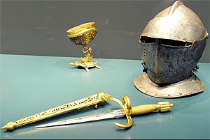 Helm, Dolch und Pokal.