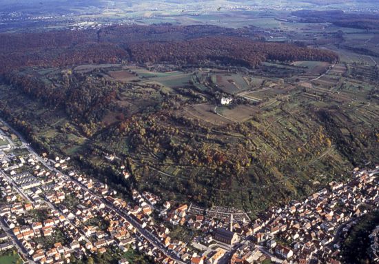 	Bruchsal-Untergrombach: Luftbild des Michaelsbergs, dem Namen gebenden Fundplatz der jungneolithischen Michelsberger Kultur