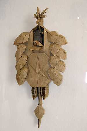 Origami-Uhr aus einem einzigen, kunstvoll gefalteten Papierbogen