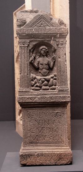 Mithras-Stele aus dem Mithräum III von Frankfurt-Heddernheim. En de 1. - Mitte 3. Jh. Basalt, Höhe 91,5 cm, Frankfurt, Archäologisches Museum