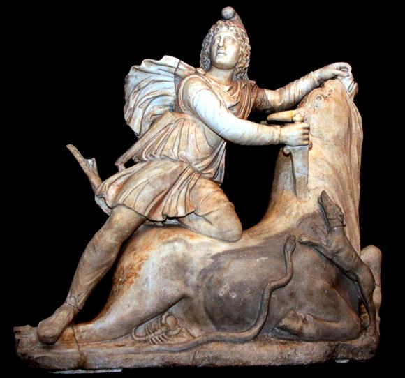 Skulpturengruppe der Stiertötung durch Mithras. Rom, 2./3. Jh. Marmor. Höhe 120 cm. Venezia, Museo Archeologico Nazionale. 