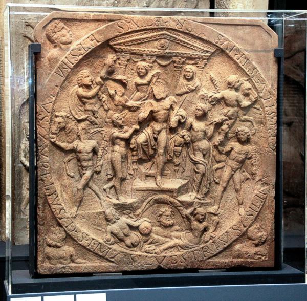 Mithrasstein aus dem Mithräum von Dieburg (Rückseite)