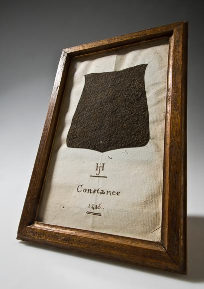Fragment vom Gewand des Jan Hus. Vorderseite (oben) und Rückseite (unten) 