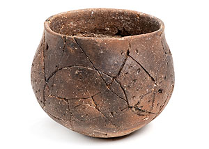 Bandkeramisches Gefäß Schwetzingen, Linearbandkeramische Kultur, 5.200–5.000 v. Chr. © Badisches Landesmuseum, Foto: Peter Gaul 