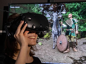In der Virtual-Reality-Station. Nutzerin mit VR-Brille.