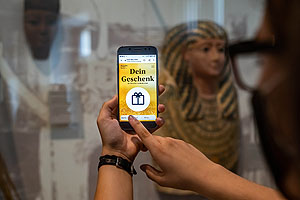 Mit der Museums-App „Dein Geschenk“ kreieren die Besucherinnen und Besucher ihren individuellen Content. 