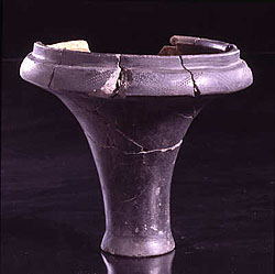 Situla aus Lauda-Königshofen (1. Jh. v. Chr.) Ein germanisches Fußgefäß aus Feinkeramik.