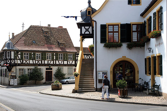 Historisches Rathaus in Deidesheim. © Tourist Service GmbH Deidesheim, Foto: KGP visuelle Kommunikation