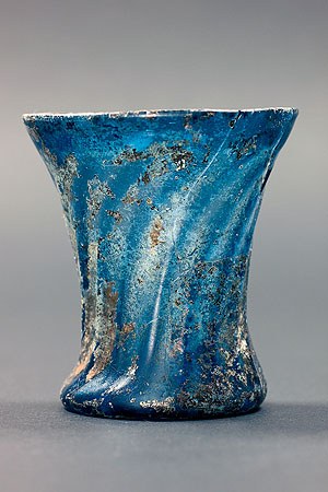 Blauer Becher mit Schrägrippenmuster. Wasserstraße Brunnen B, 1. Hälfte 16. Jahrhundert. Museum im Ritterhaus. Foto: K. Schlessmann