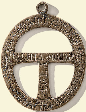 Taukreuzanhänger. Pestamulett. Süddeutschland, 18. Jahrhundert. Silber. Sammlung Ansgar Fütterer. Foto: Karl Schlessmann