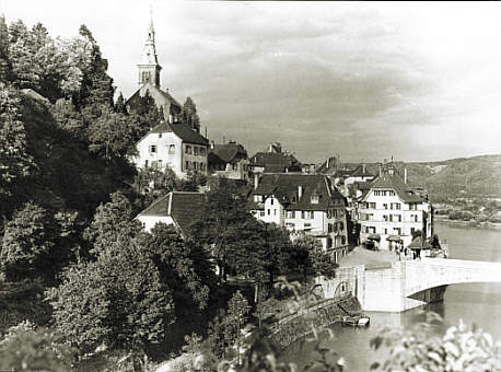Das deutsche Städtchen Laufenburg von der Strombiegung unterhalb der Brücke aus gesehen. Aufnahme um 1934