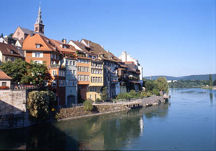 Ansicht der deutschen Stadt Laufenburg von der Rheinbrücke aus