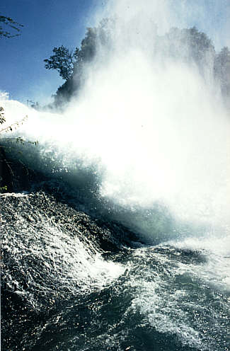 Aufbrandende Gischt am Rheinfall