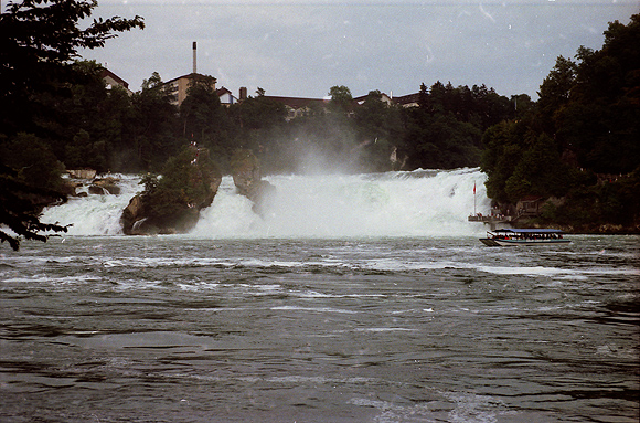 Rheinfall im August 1999 beim Abfließen des Pfingsthochwassers